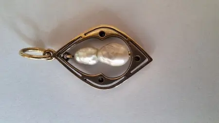 Zawieszka złota z perełkami