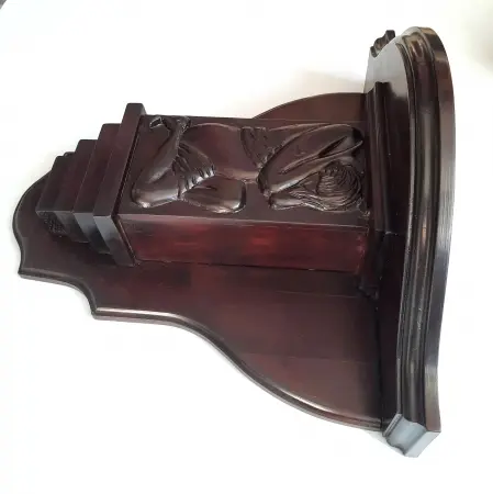 Para konsolek w stylu secesyjnym z rzeźbionym dekorem