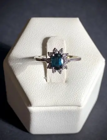 Pierścionek diamenty szafir