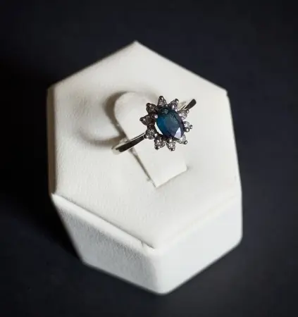 Pierścionek diamenty szafir