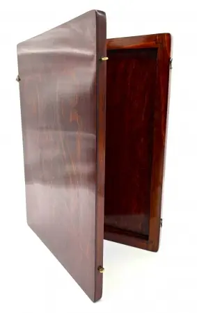 Skrzynka drewniana z secesyjnym motywem dekoracyjnym