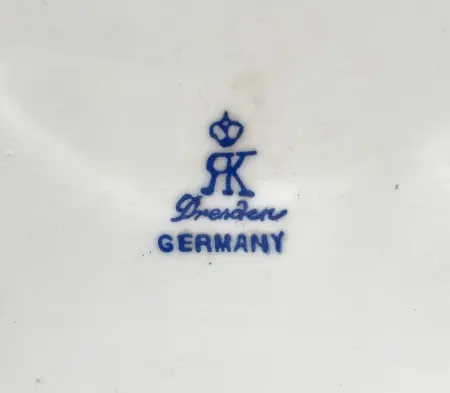 Figurka porcelanowa dama czytająca gazetę - RK DRESDEN