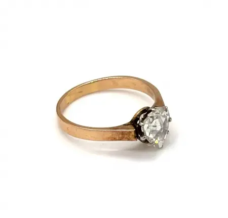 Pierścionek złoty z diamentem w formie pear