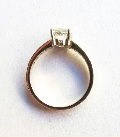 Złoty pierścionek z brylantami