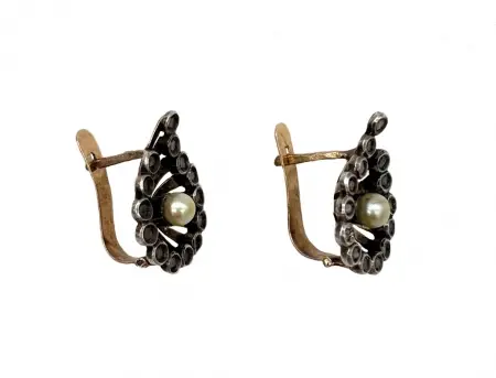 Kolczyki z diamentami i perełką