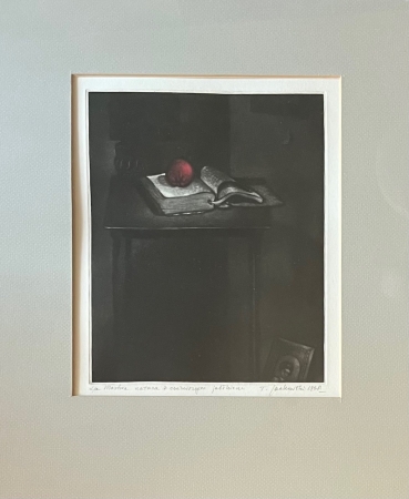 Martwa natura z czerwonym jabłkiem