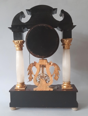 Zegar kominkowy, tzw. portykowy, w stylu biedermeier