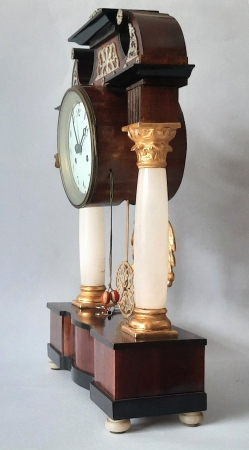 Zegar kominkowy, tzw. portykowy, w stylu biedermeier
