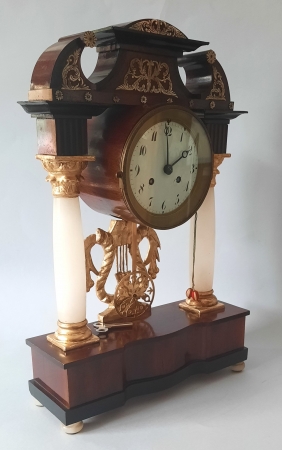 Zegar kominkowy, tzw. portykowy, w stylu biedermeier