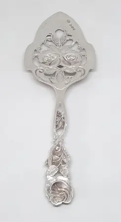 Srebrna ażurowa łopatka do ciasta z motywem róży, Israel Freeman & Son LTD, Londyn II poł. XX w.