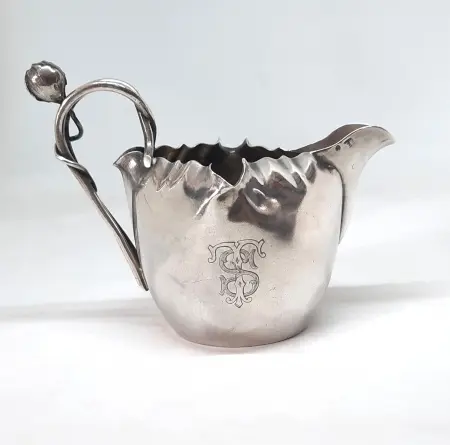 Mlecznik z monogramem wiązanym, Rosja, ok. 1905 r.