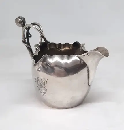 Mlecznik z monogramem wiązanym, Rosja, ok. 1905 r.