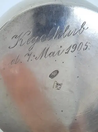 Mlecznik z monogramem wiązanym, Rosja, ok. 1905 r.