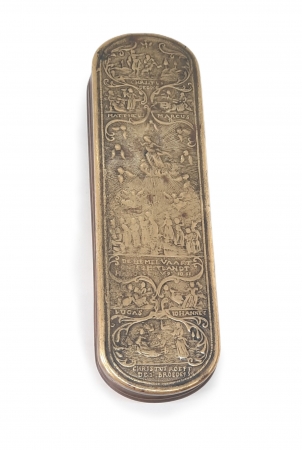 Tabakierka zdobiona reliefowo scenami sakralnymi