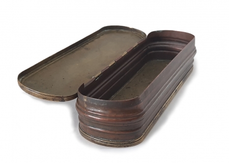 Tabakierka zdobiona reliefowo scenami sakralnymi