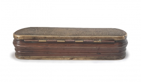 Tabakierka zdobiona reliefowo scenami sakralnymi