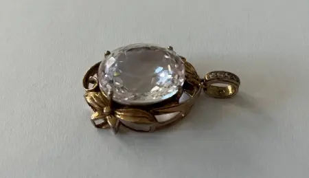 Zawieszka z korundem i cyrkoniami 