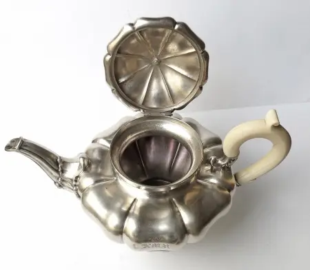 Srebrny neobarokowy dzbanek do herbaty, ok. 1850