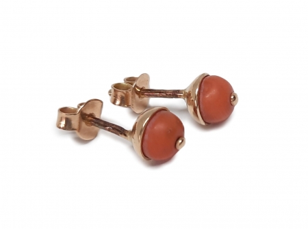 Złote kolczyki sztyfty z koralem