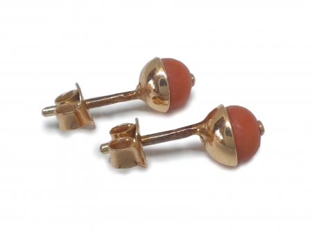 Złote kolczyki sztyfty z koralem