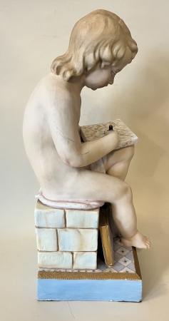 Dziecko piszące na tabliczce 