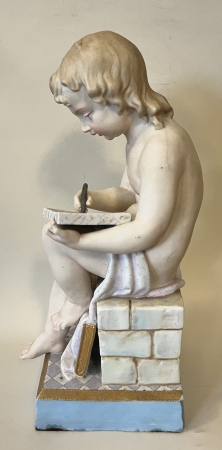 Dziecko piszące na tabliczce 