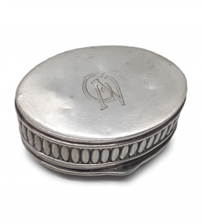 Puzderko z alpaki z pokrywą z monogramem wiązanym GN