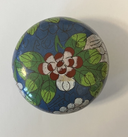 Puzderko zdobione emalią 