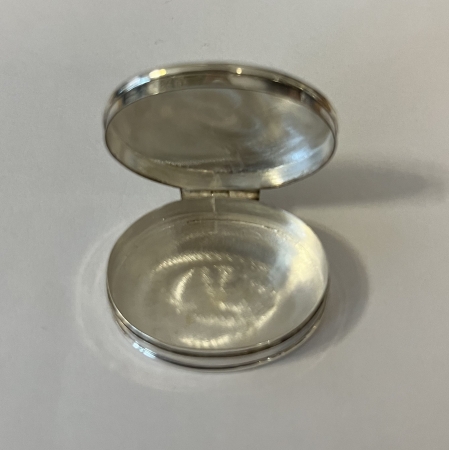 Srebrne pudełko na leki