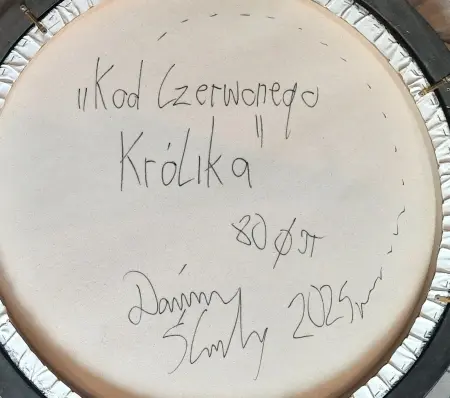 Tondo Kod Czerwonego Królika