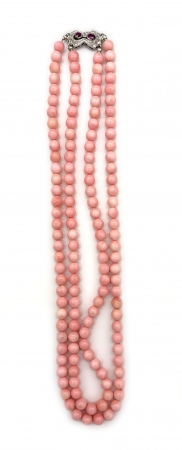 Naszyjnik z różowych korali na podwójnym sznurku