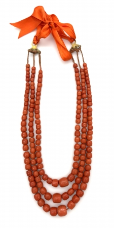 Naszyjnik z korali z trzech sznurków