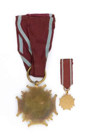 Złoty Krzyż Zasługi PRL z miniaturą, 43 x 43mm, metal złocony, emalia, stan bardzo dobry - zachowane oryginalne wstążki