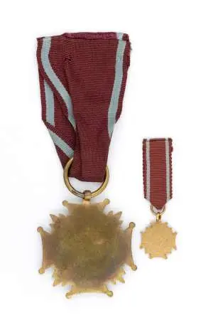 Złoty Krzyż Zasługi PRL z miniaturą, 43 x 43mm, metal złocony, emalia, stan bardzo dobry - zachowane oryginalne wstążki