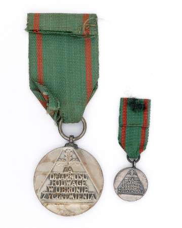Medal Za Ofiarność i Odwagę w Obronie Życia i mienia z miniaturą, śr