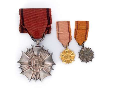 Order Sztandaru Pracy z trzema miniaturami