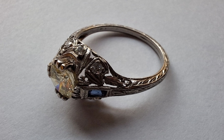 Pierścionek platynowy Art Deco z diamentami i szafirami 