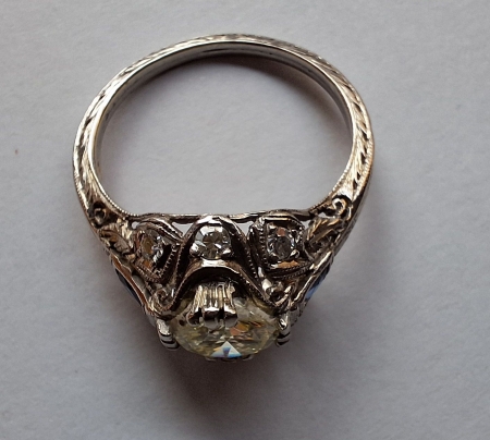 Pierścionek platynowy Art Deco z diamentami i szafirami 