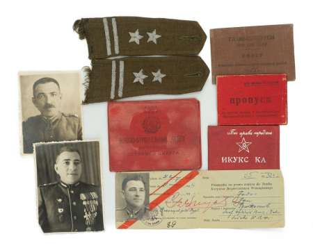 Zespół dokumentów po podpułkowniku Korpusu Bezpieczeństwa Wewnętrznego (KBW) Jan Abramowicz Jadow - dokumenty rosyjskie - 3 przepustki do wojennych zakładów budowlanych(?) oraz legitymacja KBW