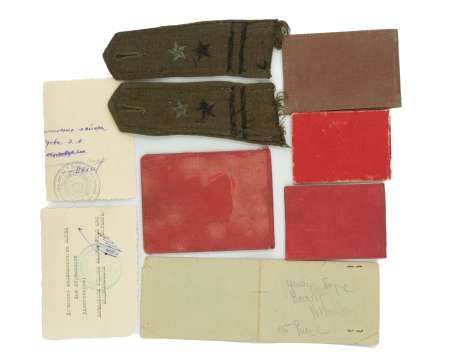 Zespół dokumentów po podpułkowniku Korpusu Bezpieczeństwa Wewnętrznego (KBW) Jan Abramowicz Jadow - dokumenty rosyjskie - 3 przepustki do wojennych zakładów budowlanych(?) oraz legitymacja KBW