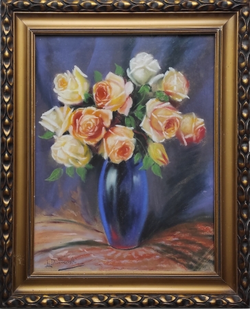 Róże w szafirowym wazonie