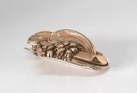 Złota broszka biedermeier z motywem florystycznym