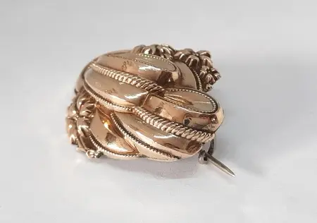 Złota broszka biedermeier z motywem florystycznym