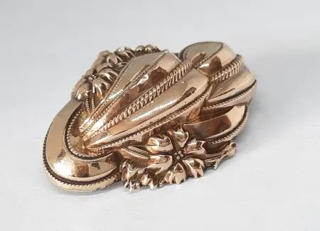 Złota broszka biedermeier z motywem florystycznym