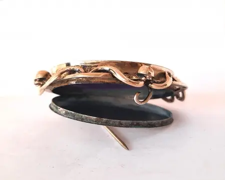 Broszka - sekretnik z niebieską emalią