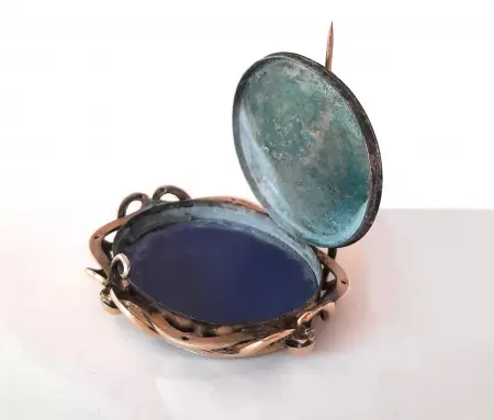 Broszka - sekretnik z niebieską emalią