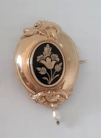 Złota broszka biedermeier z czarną emalią i perłą
