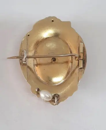 Złota broszka biedermeier z czarną emalią i perłą