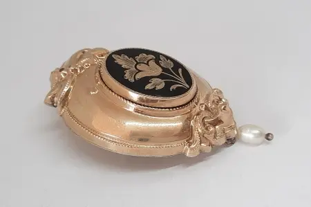 Złota broszka biedermeier z czarną emalią i perłą