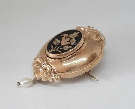 Złota broszka biedermeier z czarną emalią i perłą